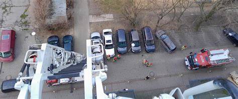 Schemat działań gaśniczych na poddaszu z wykorzystaniem drabiny mechanicznej i dronów termowizyjnych