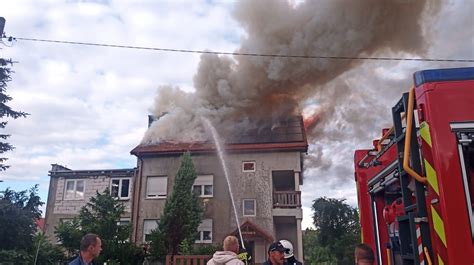 Tematyczne zdjęcie przedstawiające dom po pożarze lub ogólną scenę pożarniczą z daleka