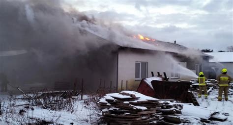 Zdjęcia z pożaru zakładu produkcyjnego w Zakrzewie, przedstawiające płonące wiaty i magazyn