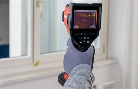 Kamera termowizyjna w użyciu podczas inspekcji instalacji elektrycznej