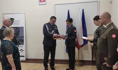 Wręczenie medali zwycięskim drużynom zawodów strażackich w Oleśnie.