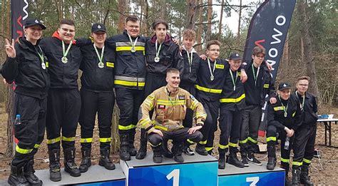 Młodzi strażacy z Młodzieżowej Drużyny Pożarniczej podczas ćwiczeń.