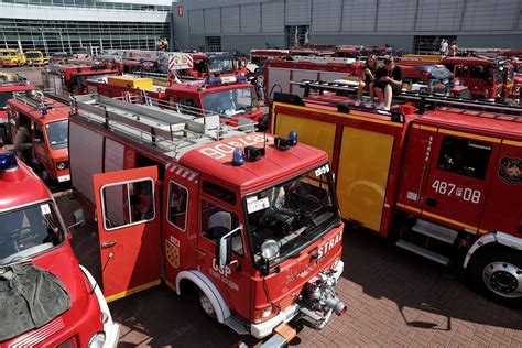 zdjęcie różnorodnych samochodów strażackich na placu manewrowym