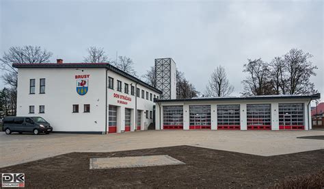 Remiza OSP Zaździerz i sztandar jednostki