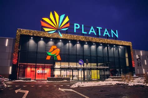 zdjęcie wozów strażackich przed centrum handlowym Platan w Zabrzu