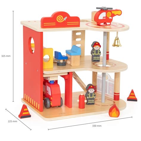 Drewniany budynek bazy straży pożarnej z wieloma akcesoriami