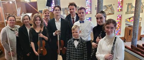zdjęcie młodych muzyków podczas koncertu