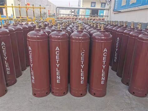 Infographics showing the increase in pressure and explosion risk in an acetylene cylinder due to temperature rise
