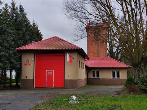 Zewnętrzny widok na budynek Ochotniczej Straży Pożarnej w Niecieplinie, udekorowany na Sylwestra