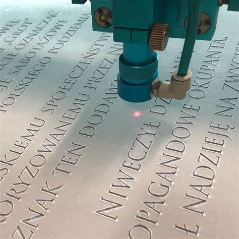 infografika porównująca techniki grawerowania i nadruku