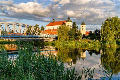 Tykocin, rynek, zabytkowe budynki, rzeka Narew