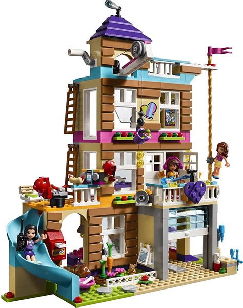 Widok na wnętrze LEGO Friends Dom Przyjaźni z różnymi pomieszczeniami
