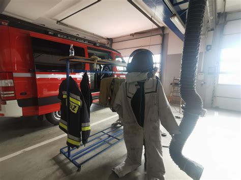 Strażacy podczas ćwiczeń w komorze dymowej w ośrodku szkoleniowym