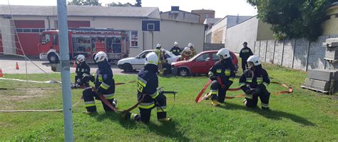 Strażacy-ochotnicy podczas egzaminu praktycznego po szkoleniu podstawowym