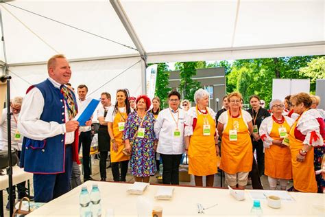 Kobiety z KGW Mogilno Małe podczas przygotowań do konkursu kulinarnego lub zdjęcie ich nagrodzonych pierogów