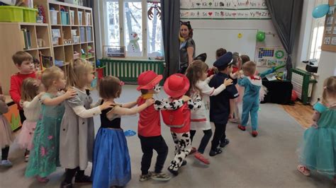 Zdjęcie dzieci bawiących się na balu karnawałowym organizowanym przez KGW Piątkowisko lub fotografia tradycyjnych pierogów z mięsem