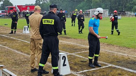 Zespołowe zawody strażackie z elementami sztafety i bojówki na stadionie
