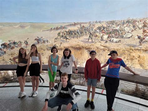 Grupa uczniów na tle Wezuwiusza lub Pompejów