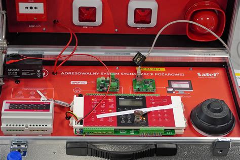 Zdjęcie przedstawiające przykładową centralę sygnalizacji pożarowej z wyświetlaczem LCD zainstalowaną na ścianie