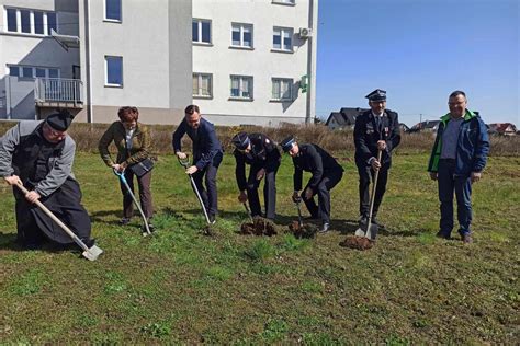 Zdjęcie przedstawiające nowoczesną fasadę nowej remizy OSP w Płazie