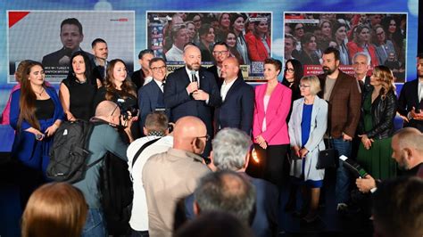 Zdjęcie z ceremonii otwarcia, przedstawiające zgromadzonych gości i władze lokalne