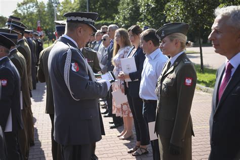 Zdjęcie przedstawiające ceremonialne wręczenie pucharów i medali na zawodach OSP