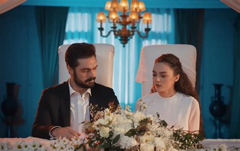 Plakat serialu Elif lub scena ze ślubu Kenana i Melek