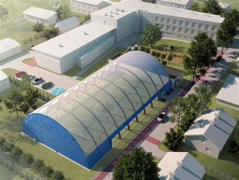 Zadaszona hala sportowa z dmuchanymi zamkami