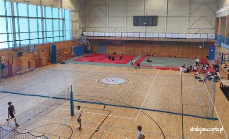 Zadaszona hala sportowa z dmuchanymi zamkami dla dzieci