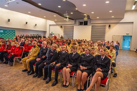 Zdjęcie przedstawiające młodzieżową drużynę pożarniczą z Lotynia i jej opiekunów