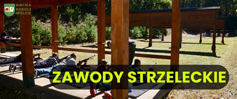 Uczestnicy zawodów strzeleckich z pucharami