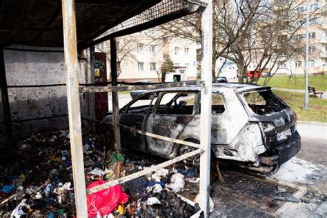 Zdjęcie spalonej wiaty śmietnikowej i zniszczonych samochodów