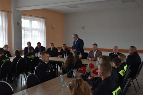 Zdjęcie przedstawiające wnętrze świetlicy OSP Białowola podczas uroczystości, podkreślające prosty, ale przytulny wystrój.