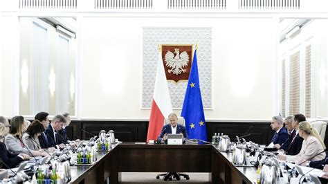 Schemat procedury udzielania wotum zaufania dla wójta: Raport o stanie gminy, debata, głosowanie rady gminy.