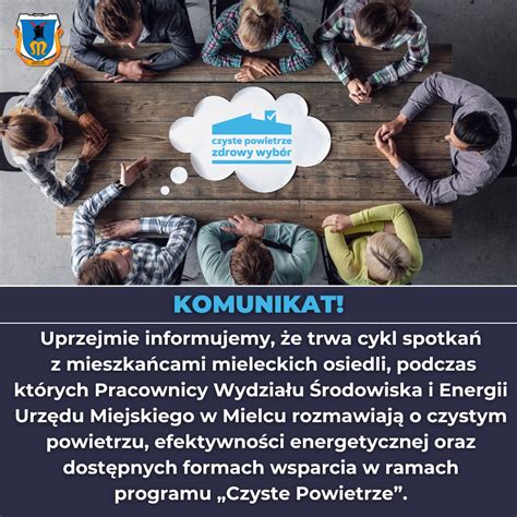 Wójt rozmawia z mieszkańcami przed budynkiem urzędu gminy, symbolizując interakcje społeczne w samorządzie.