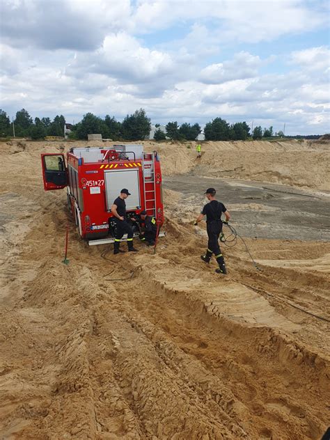Szkolenie strażaków w trudnym terenie leśnym