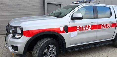 zdjęcie nowego lekkiego samochodu rozpoznawczo-ratowniczego Ford Ranger OSP Bliżyn
