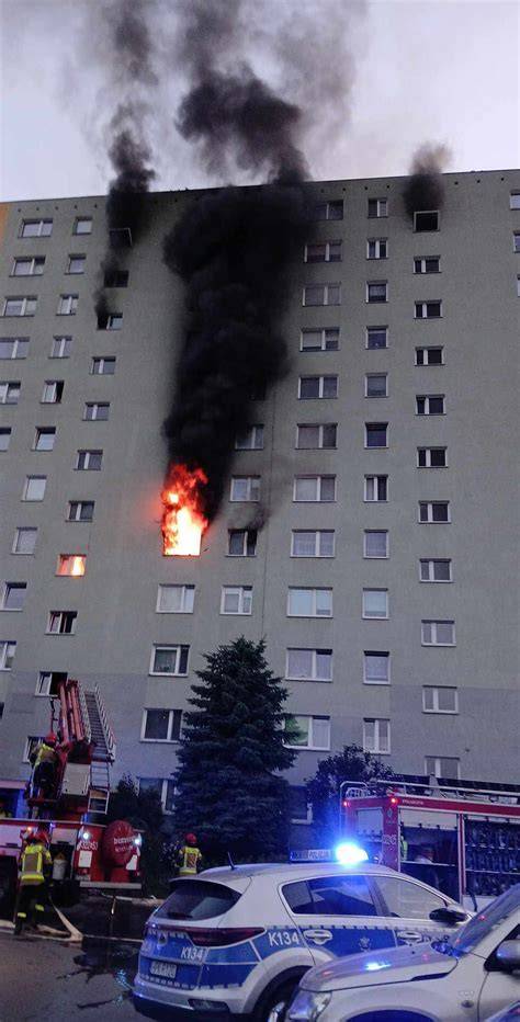 Strażacy gaszący pożar w nowym wieżowcu na ulicy Paganiniego