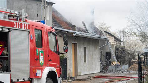 Strażacy gaszący płonący budynek gospodarczy w Gaworzycach
