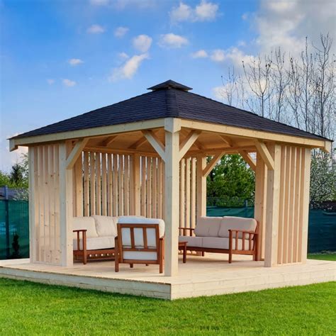 Spalona drewniana altana ogrodowa w Gaworzycach po akcji gaśniczej