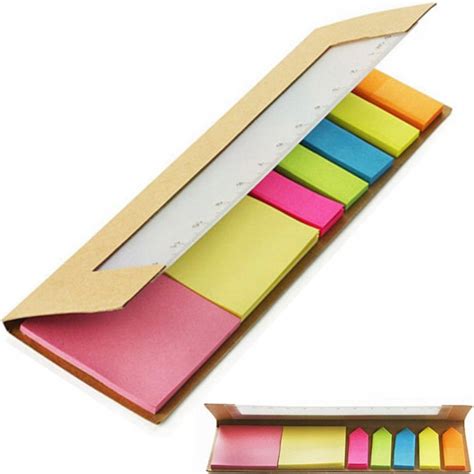 Kolorowe karteczki samoprzylepne na biurku