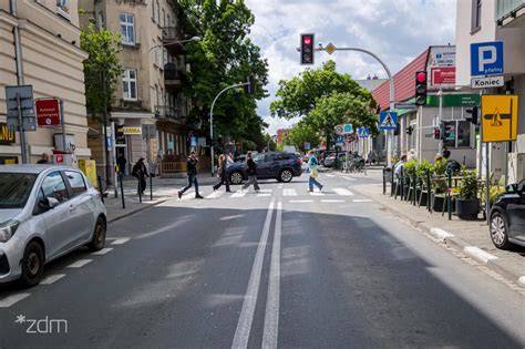 Zdjęcie skrzyżowania w centrum Jastrzębia-Zdroju z sygnalizacją świetlną