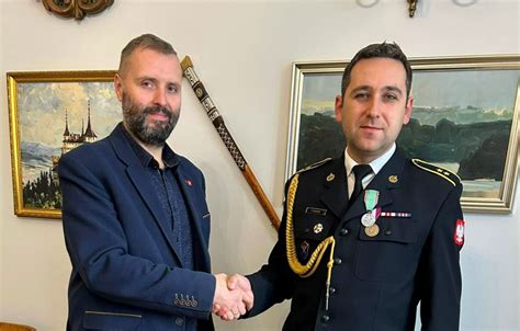 Sim strażak odbiera medal za bohaterstwo