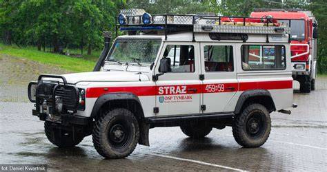 Land Rover Defender 110 OSP Tymbark w służbie, prezentujący wyposażenie