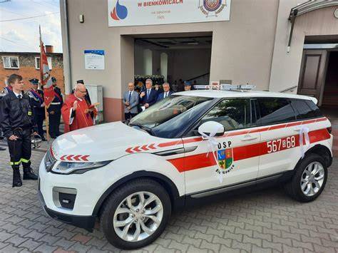 Nowy Range Rover OSP Bieńkowice podczas uroczystości poświęcenia w Bieńkowicach