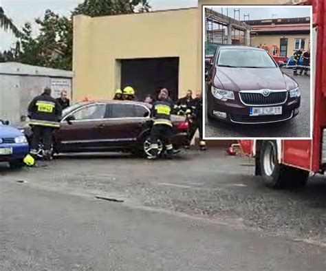 Samochód blokujący wyjazd z remizy OSP w Augustowie-Lipowcu