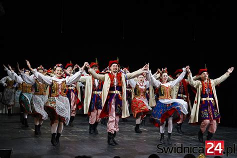 Zespół Ludowy „Złoty Krąg” podczas występu w strojach ludowych