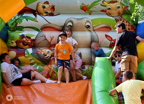 Zadowolone dzieci korzystające z dmuchańców na festynie rodzinnym w Kazanowie