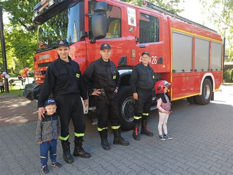 Zdjęcie dziecka w czerwonym kasku strażackim Klein 8918