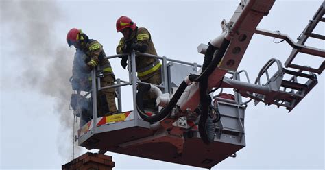 Zdjęcie przedstawiające drabinę mechaniczną lub podnośnik hydrauliczny podczas akcji ratunkowej